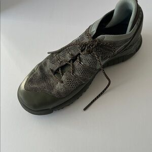 Nike men’s olive  mesh sneakers